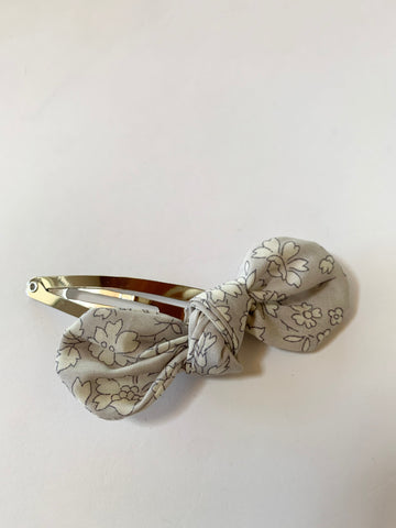 Pretty Wild Anna Bow Snap Silver Belle