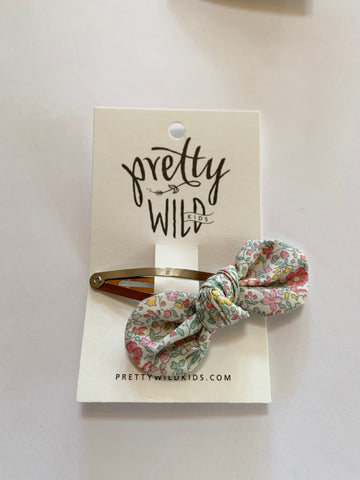 Pretty Wild Anna Bow Snap Spring Flowers